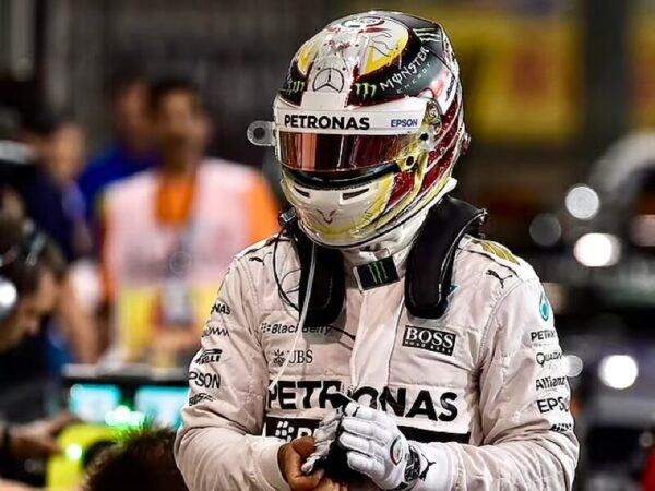 Lewis Hamilton 2015 Season Bell 1:2 Helmet Upgraded - Image 4